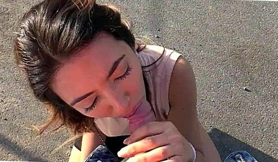 Ебу подружку раком, а она отсасывает у другана, порно видео