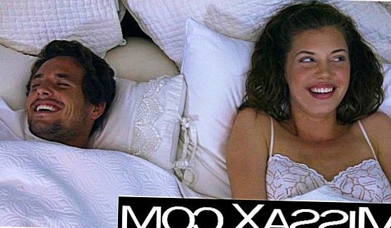 мастурбирует и страстно кончает, порно видео