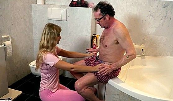 Молодые 18+: Она знает, что он мастурбирует и хочет показать ему, что такое настоящий секс, порно видео