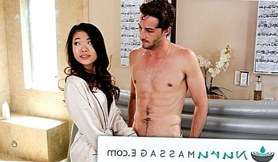 Daddy gets pleasured in the bathroom, порно видео